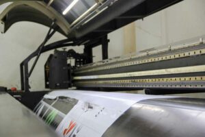 Mesin digital printing adalah teknologi cetak yang menggunakan data digital dari komputer untuk mencetak langsung ke media